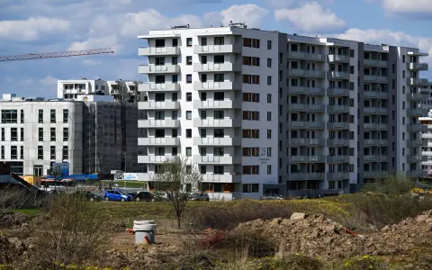 Nowe bloki mieszkalne. Kto musi wywiesić tabliczkę z danymi kontaktowymi przy wejściu do apartamentu na doby? Właściciel lub zarządca nieruchomości.