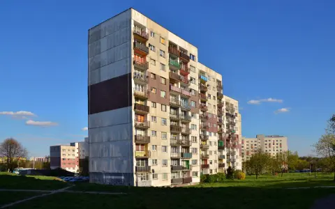 Bloki z wielkiej płyty, choć starsze, mogą być bezpieczniejsze od nowych apartamentowców dzięki solidnej konstrukcji.