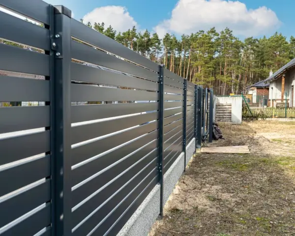 Ile kosztuje ogrodzenie działki? Sprawdź, co wpłynie na cenę
