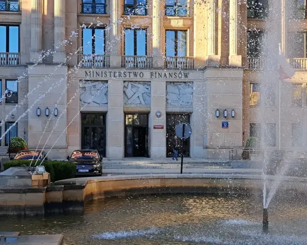 Ministerstwo Finansów. Od września 2026 r. platformy rezerwacyjne będą raportować dane do skarbówki. Fontanna przed budynkiem.