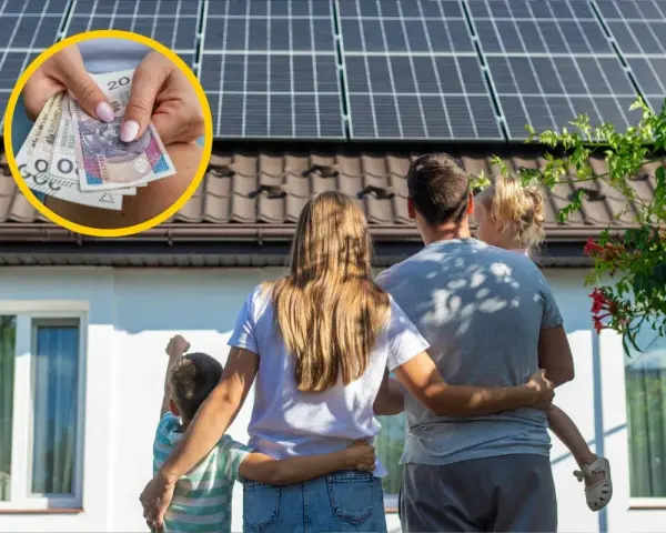 Rodzina patrzy na panele słoneczne. W tle widać dłonie trzymające pieniądze, co może sugerować, dlaczego od marca 2026 r. pierwsza rata podatku od nieruchomości wzrosła o 15 proc.