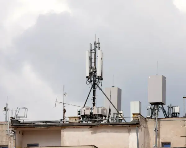 Maszt 5G na dachu bloku. Czy mieszkańcy bloków mogą prawnie zablokować budowę?