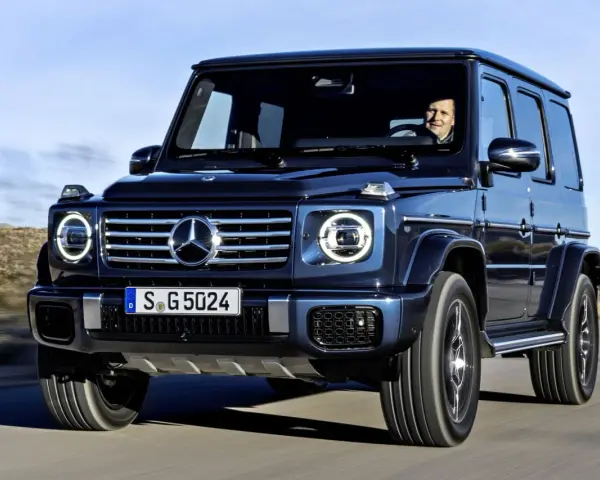 Ciemnoniebieski Mercedes-Benz Klasy G z kierowcą za kierownicą, jadący po pustynnej drodze. Czy mieszkania w klasie energetycznej G staną się niesprzedawalne po czerwcu 2026?