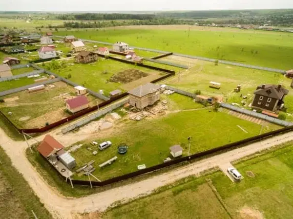 Ile kosztuje odrolnienie działki klasy 4? Sprawdź ukryte koszty