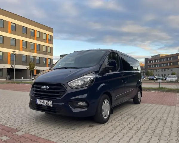 Ile kosztuje wynajem busa? Sprawdź ceny i ukryte koszty