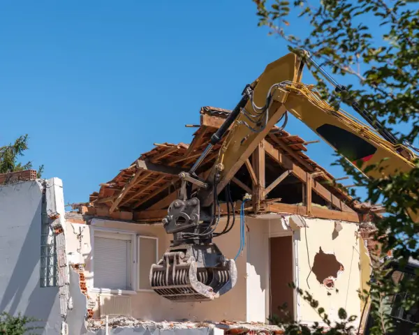 Gdzie zgłosić rozbiórkę budynku gospodarczego? Kluczowe informacje i porady