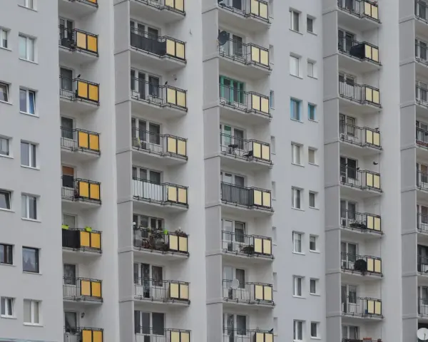 Sekrety polaryzacji rynku wtórnego: stare bloki z żółtymi i czerwonymi balkonami, dlaczego tanieją?