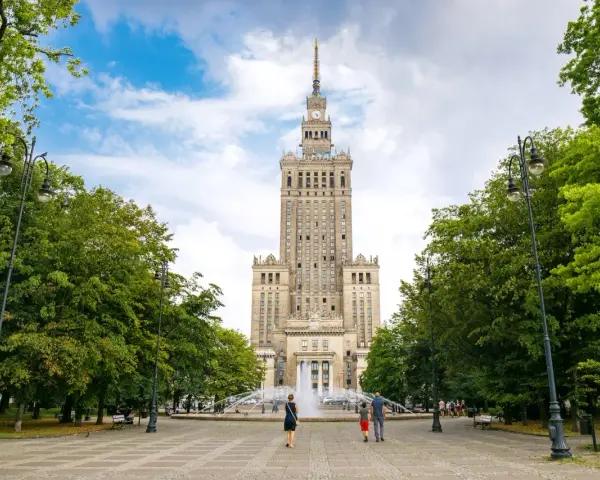 Pałac Kultury i Nauki w Warszawie. Zastanawiasz się, ile za metr w Warszawie? Spacer po placu przed Pałacem.