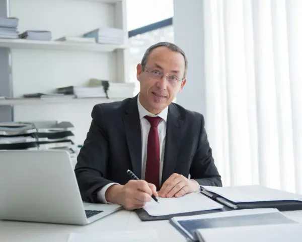 Prawnik analizuje umowę najmu okazjonalnego, szukając ukrytych haczyków, o których nie mówią notariusze.