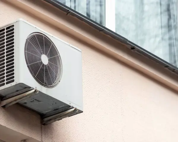 Jednostka klimatyzatora na ścianie bloku. Dlaczego wspólnoty w starych blokach masowo odmawiają zgody na klimatyzację?