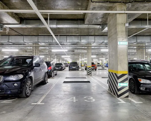 Podziemne parkingi w blokach, jak ten z autami elektrycznymi, są bezpieczne dla samochodów elektrycznych w 2026.