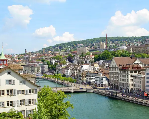 Widok na Zurych z rzeką Limmat. Zastanawiasz się, ile kosztuje mieszkanie w Szwajcarii?