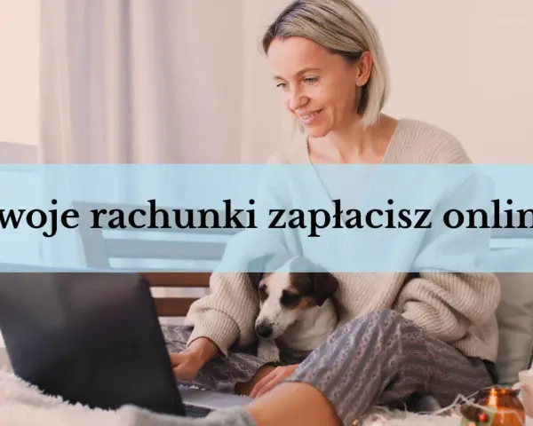 Kobieta z psem na kolanach płaci rachunki online. Dowiedz się, jak opłacić czynsz za lokal bez gotówki, wygodnie z domu.