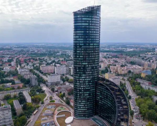 Najwyższy budynek we Wrocławiu – ile ma pięter i co warto wiedzieć?