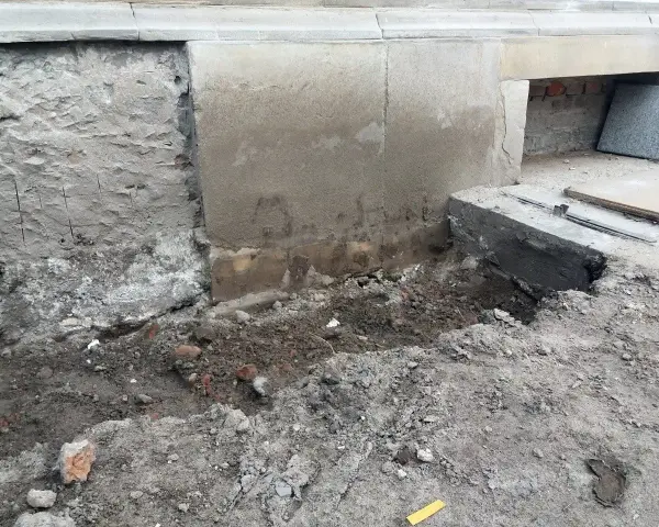 Uszkodzony fundament bloku budowanego na terenach podmokłych. Kto odpowiada za pęknięcia?