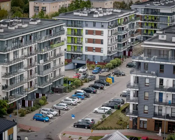 Nowoczesne bloki mieszkalne z balkonami i parkingiem. Kto zyska na zmianie definicji samodzielności lokalu mieszkalnego w 2026 roku?