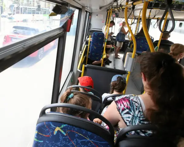 Czy autobus ma pierwszeństwo w terenie zabudowanym? Poznaj zasady ruchu