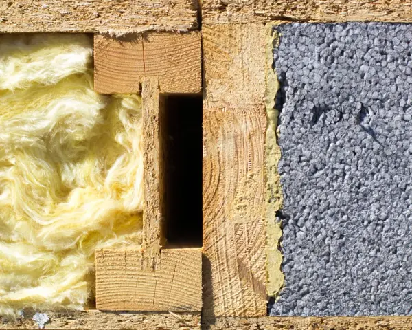 Porównanie izolacji: wełna mineralna vs styropian. Czy ocieplenie bloku wełną mineralną jest lepsze niż styropianem pod kątem pożarowym? Widok przekroju ściany.