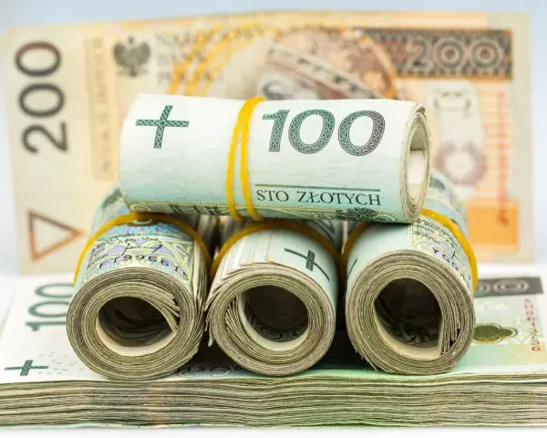 Zwijane banknoty 100 zł i 200 zł. Czy to symbol tego, dlaczego banki zaostrzyły warunki kredytowania dla mieszkań w budynkach z lat 70.?
