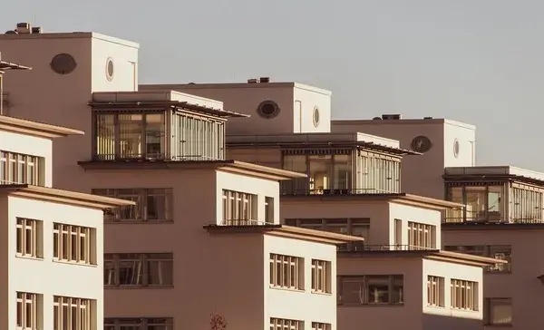 Ile zarabia się na wynajmie mieszkania? Odkryj zyski i koszty
