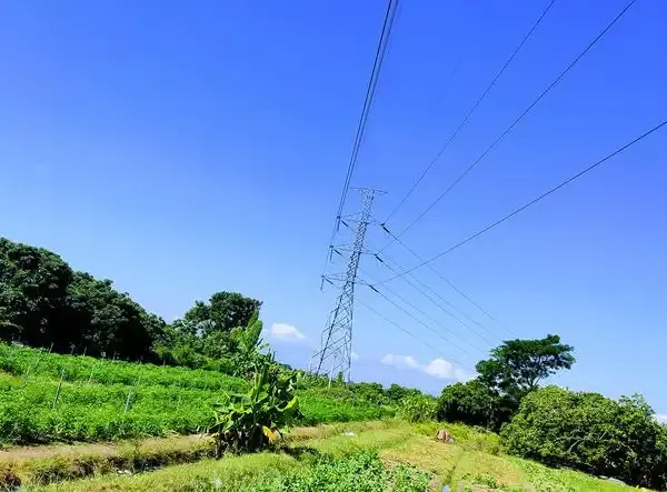 Jak skutecznie pozbyć się słupa energetycznego na działce?