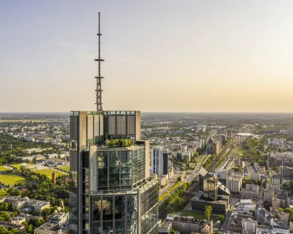 Wieżowiec Varso Tower w Warszawie, z anteną, góruje nad miastem. Zastanawiasz się, ile metrów ma Varso Tower? To imponujące 303 metry!