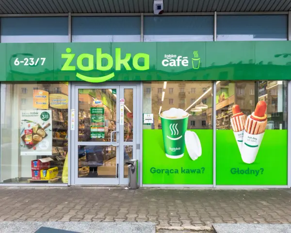 Sklep Żabka, czynny 6-23/7, oferuje gorącą kawę i hot dogi. Ile płaci Żabka za lokal? Tego nie wiemy, ale na pewno warto zajrzeć!