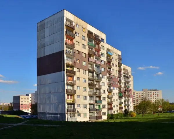 Bloki z wielkiej płyty, choć starsze, mogą być bezpieczniejsze od nowych apartamentowców dzięki solidnej konstrukcji.