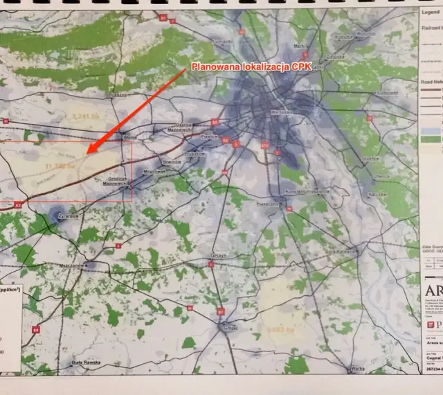 Mapa pokazuje planowaną lokalizację CPK i obszary o dużej gęstości zaludnienia. Czy warto inwestować w działki przy planowanych nitkach CPK?