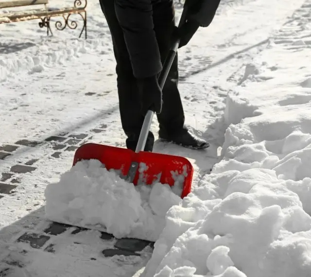 Osoba odśnieża chodnik przed domem. Kto odpowiada za odśnieżanie chodnika przed domem wynajmowanym na cele mieszkalne? Zwykle najemca.