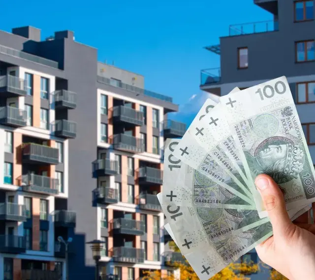 Kto stoi za kampanią "mieszkanie za 10 tysięcy"? Czy to realna cena za metr? Dłoń z banknotami 100 zł na tle nowoczesnych bloków.