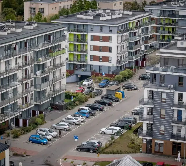 Nowoczesne bloki mieszkalne z balkonami i parkingiem. Kto zyska na zmianie definicji samodzielności lokalu mieszkalnego w 2026 roku?