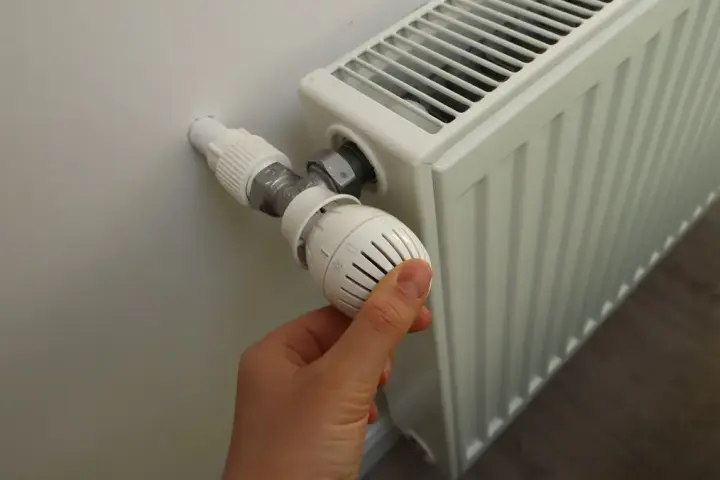 Kiedy grzeją w blokach? Sprawdź, co decyduje o sezonie grzewczym