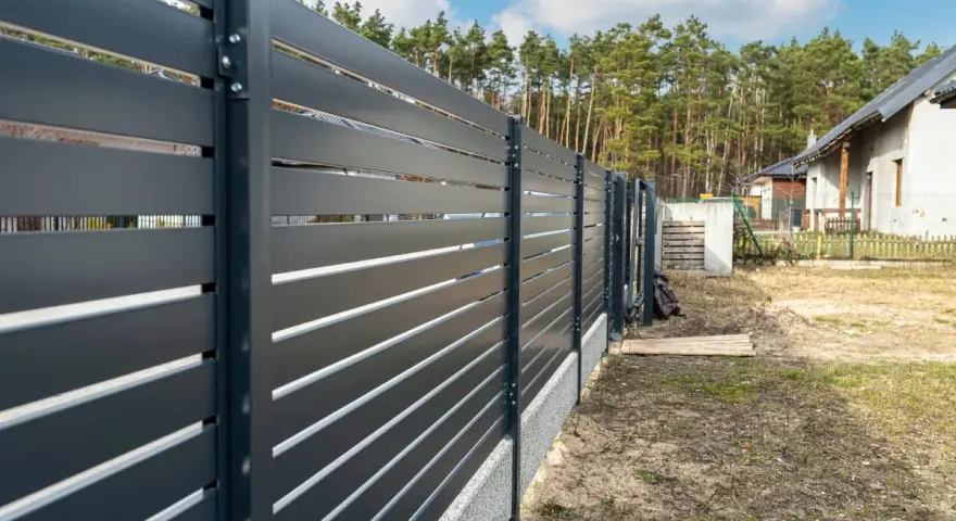 Ile kosztuje ogrodzenie działki? Sprawdź, co wpłynie na cenę