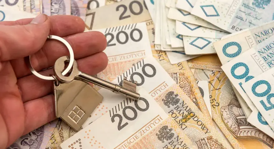 Klucz do domu na stosie banknotów 200 zł. Poznaj sekrety negocjacji z bankiem, jak obniżyć marżę kredytu hipotecznego w marcu 2026.