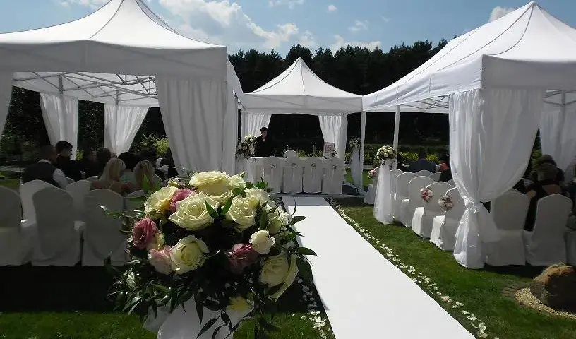 Ile kosztuje wynajem namiotu na komunie? Sprawdź ceny i ukryte koszty