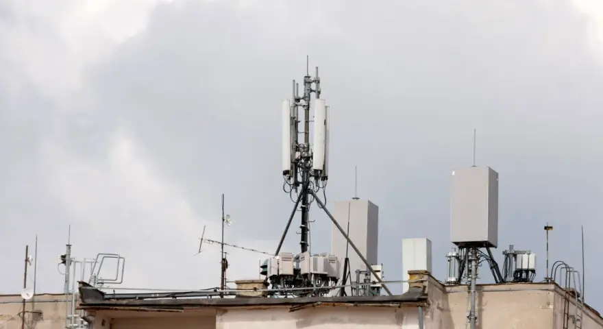 Maszt 5G na dachu bloku. Czy mieszkańcy bloków mogą prawnie zablokować budowę?