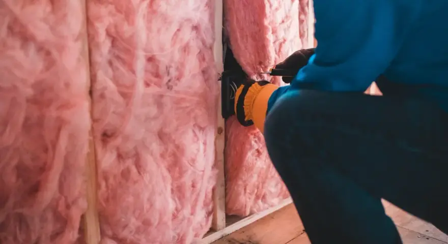 Odkrywanie **sekretów akustyki w blokach**, czyli dlaczego słyszysz sąsiada dwa piętra wyżej. Izolacja z wełny mineralnej w ścianie.