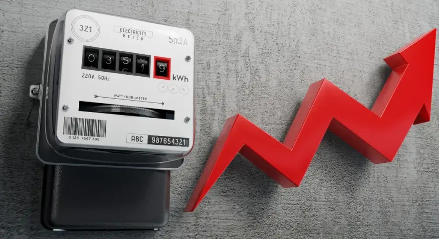Licznik energii elektrycznej i czerwona strzałka w górę symbolizują, dlaczego koszt doprowadzenia prądu do działki wzrósł o 20 procent w 2026 roku.