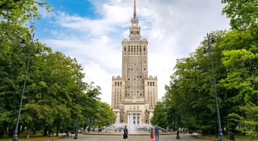 Pałac Kultury i Nauki w Warszawie. Zastanawiasz się, ile za metr w Warszawie? Spacer po placu przed Pałacem.