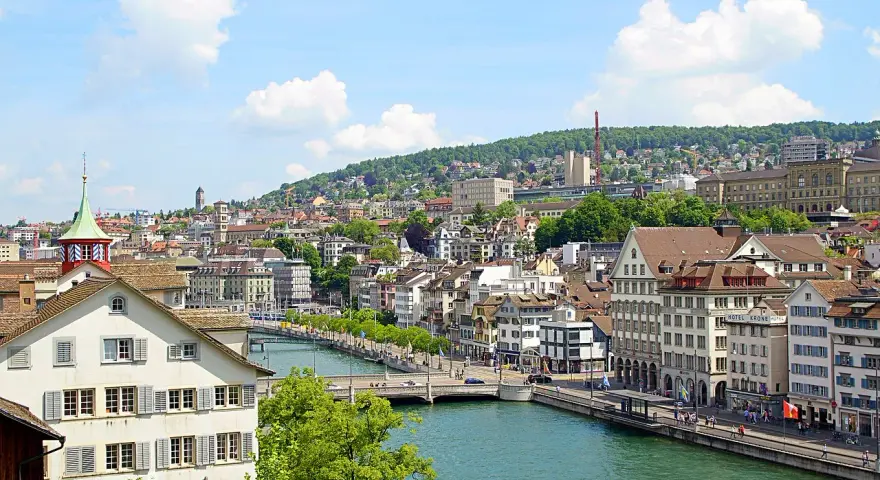 Widok na Zurych z rzeką Limmat. Zastanawiasz się, ile kosztuje mieszkanie w Szwajcarii?