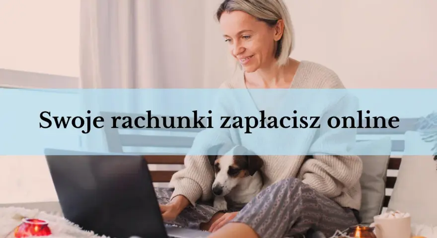 Kobieta z psem na kolanach płaci rachunki online. Dowiedz się, jak opłacić czynsz za lokal bez gotówki, wygodnie z domu.