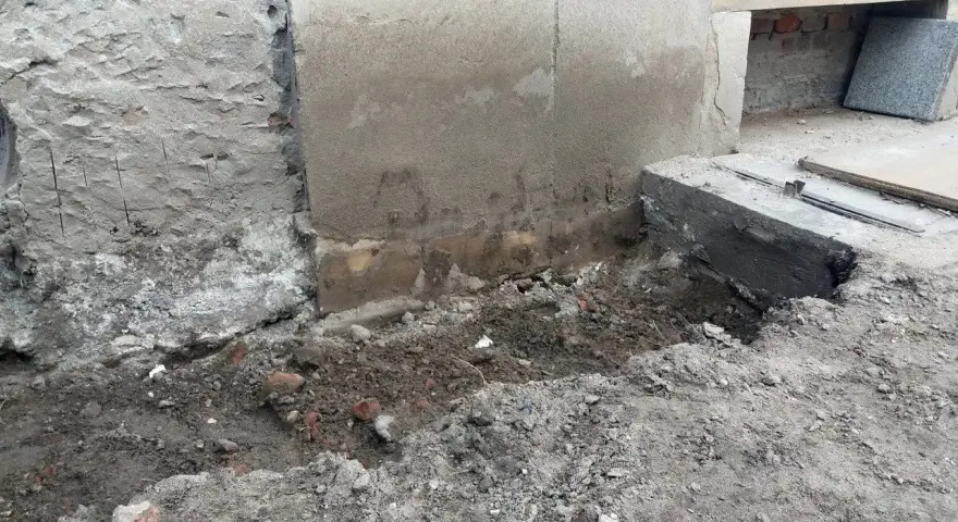 Uszkodzony fundament bloku budowanego na terenach podmokłych. Kto odpowiada za pęknięcia?