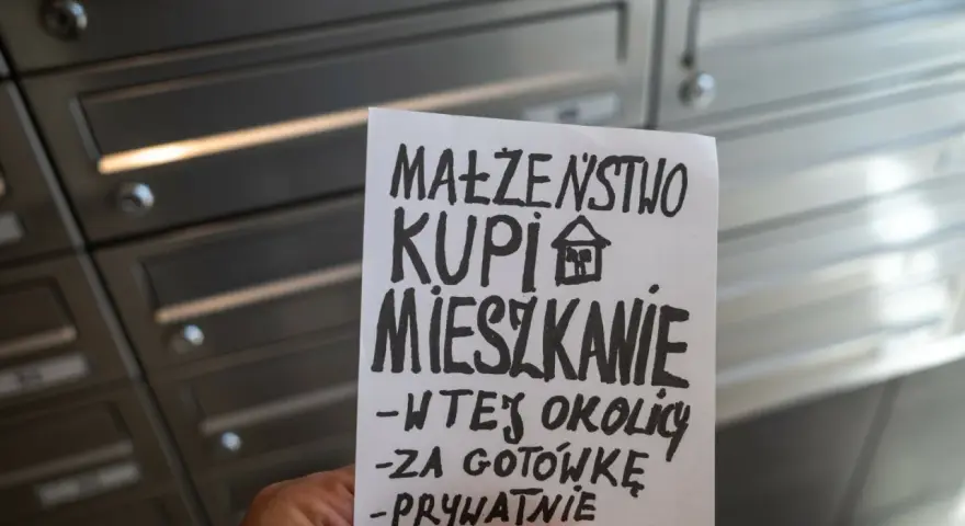 Małżeństwo kupi mieszkanie za gotówkę. Kto kontroluje rynek flipów w Polsce i czy zostanie on dodatkowo opodatkowany?