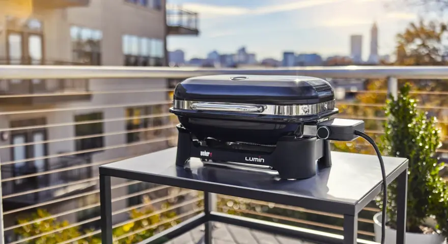 Elektryczny grill Weber Lumin na balkonie. Czy faktycznie jest zakaz używania grilli elektrycznych na balkonach w blokach?