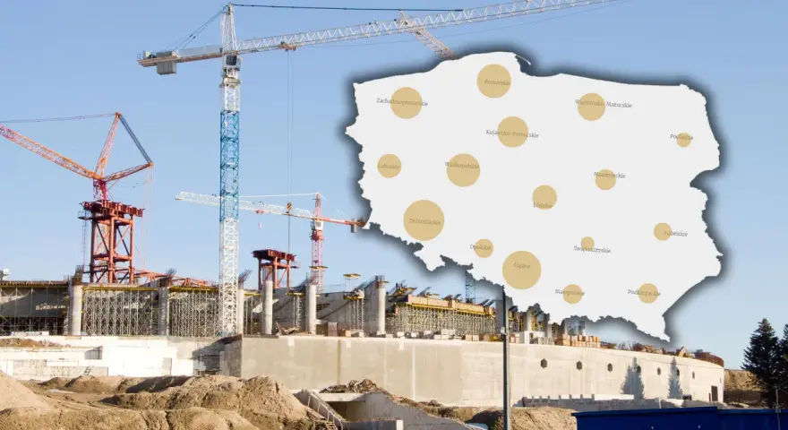 Budowa wielkiej inwestycji, na tle której widnieje mapa Polski z zaznaczonymi regionami, sugeruje ukryte przyczyny bankructwa znanej firmy deweloperskiej z dużym bankiem ziemi.