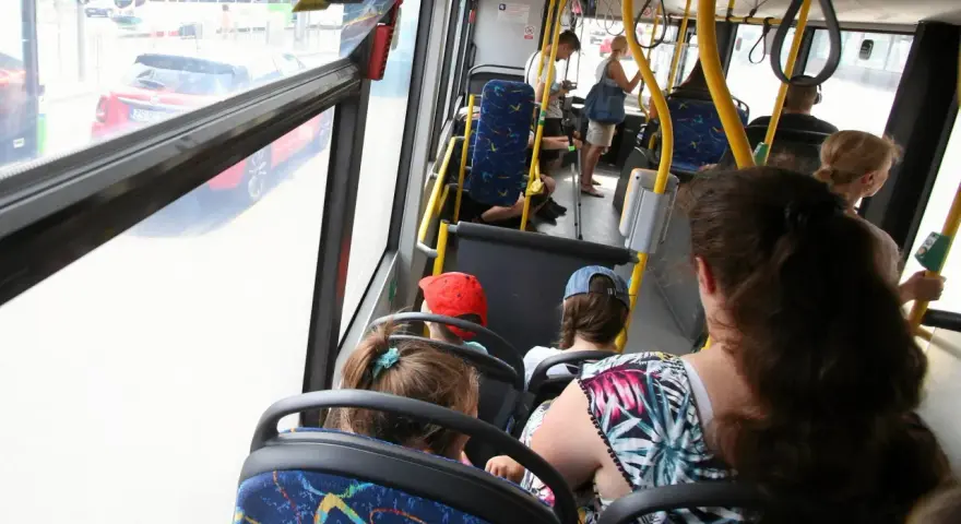 Czy autobus ma pierwszeństwo w terenie zabudowanym? Poznaj zasady ruchu