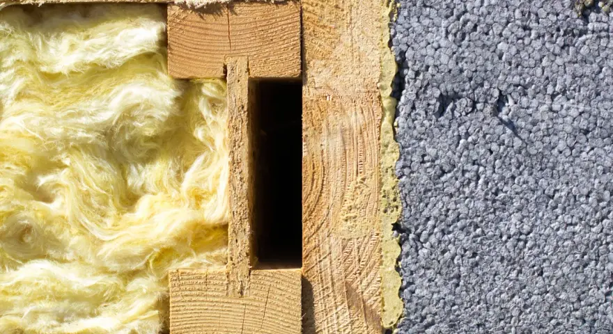 Porównanie izolacji: wełna mineralna vs styropian. Czy ocieplenie bloku wełną mineralną jest lepsze niż styropianem pod kątem pożarowym? Widok przekroju ściany.