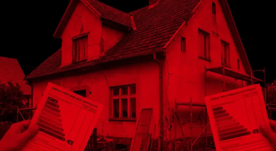 Czy domy z certyfikatem energetycznym klasy F i G będą niesprzedawalne od 2026? Na zdjęciu widać stary dom i certyfikaty energetyczne.