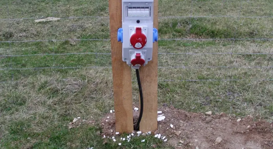 Skrzynka elektryczna na działce i co dalej – uniknij problemów z prądem